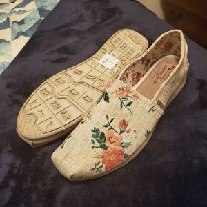 NWT Bobs by Skechers floral memory cushion flats